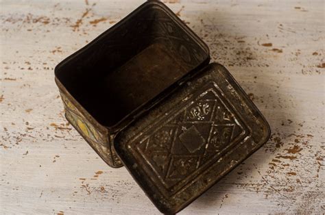 vintage metal box with metal curl on lid|Vintage Hinged Box .